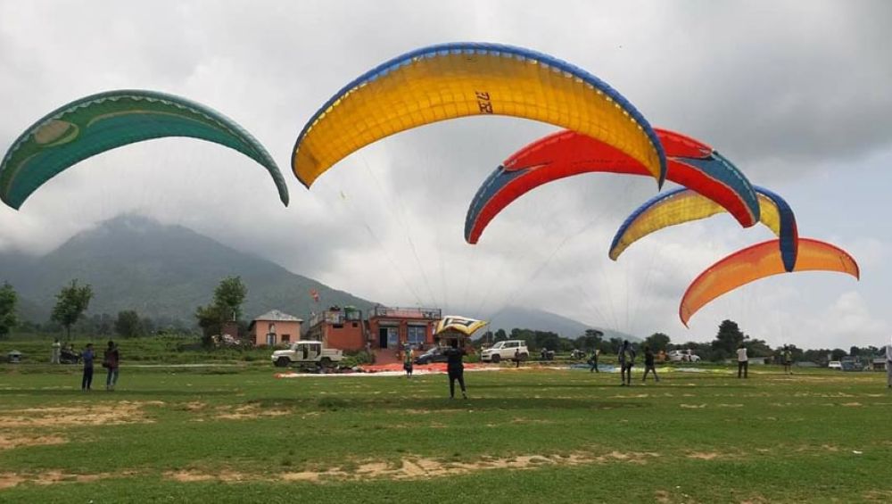 The Minimum Weight for Paragliding